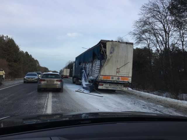 На Львовщине на трассе перевернулась фура