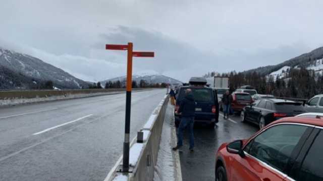 В Италии из-за снегопада тысячи машин застряли в пробках