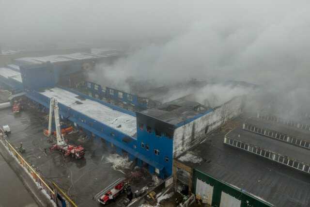 ЗМІ показали, що залишилось після пожежі на складах у Києві