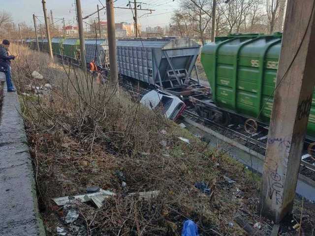 Пьяный одессит на Nissan влетел под поезд и чудом остался цел