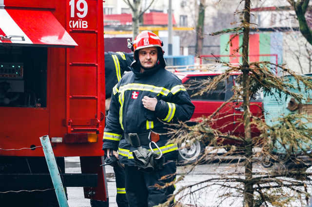 В Киеве на Троещине горела квартира: из дома эвакуировали людей