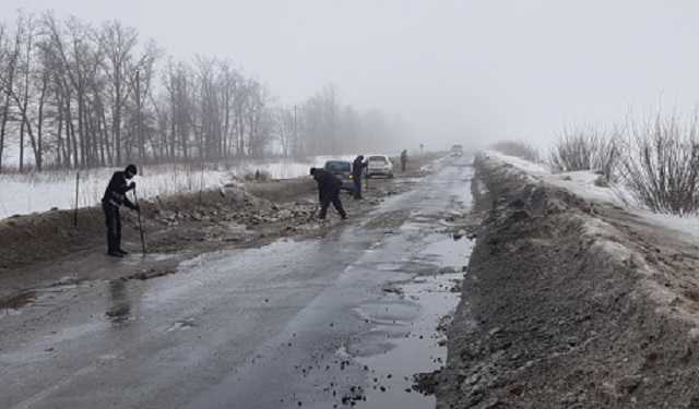 Вместо облавтодора: жители Харьковской области самостоятельно чистят трассу Р-78