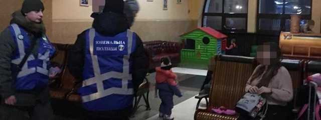 В Киеве на вокзале мать заставляла своих детей выпрашивать деньги