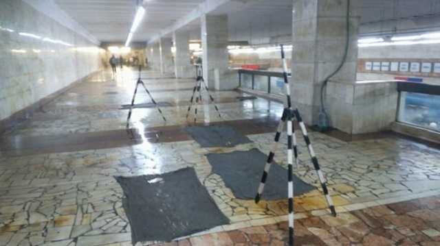 В Киеве “залило” станцию метро: грязную воду собирают тряпками