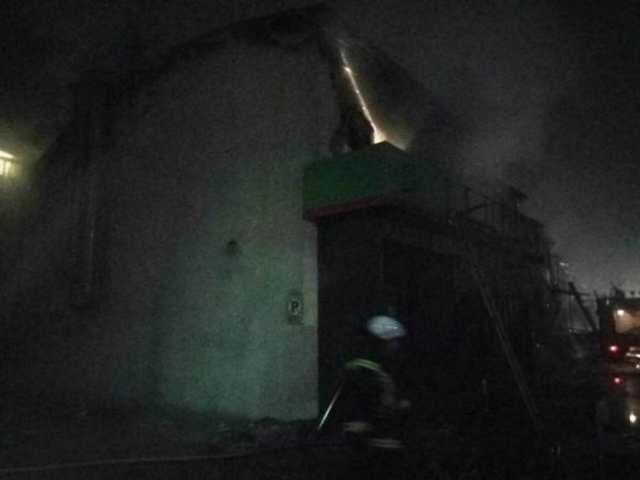 Под Киевом пожар в супермаркете уничтожил товары и квартиры этажами выше