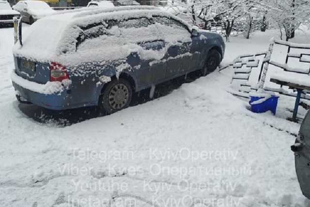 В Киеве неадекватный водитель устроил гонки во дворе