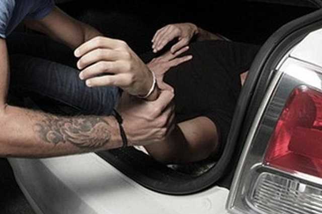 Заломили руки и затолкали в авто: в Киеве возле метро похитили парня