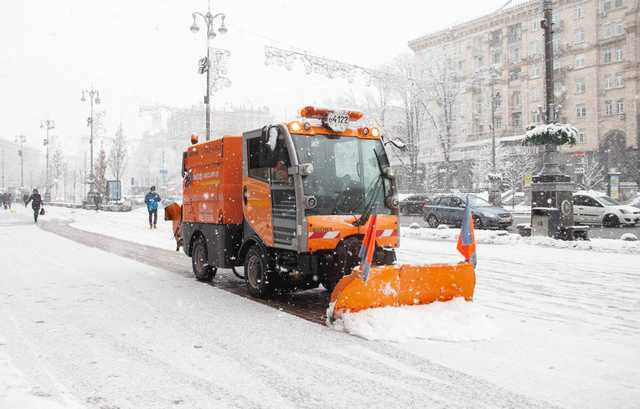 Сотни единиц спецтехники выехало спасать Киев