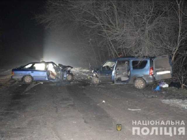 На трассе под Винницей столкнулись три авто: есть погибшие