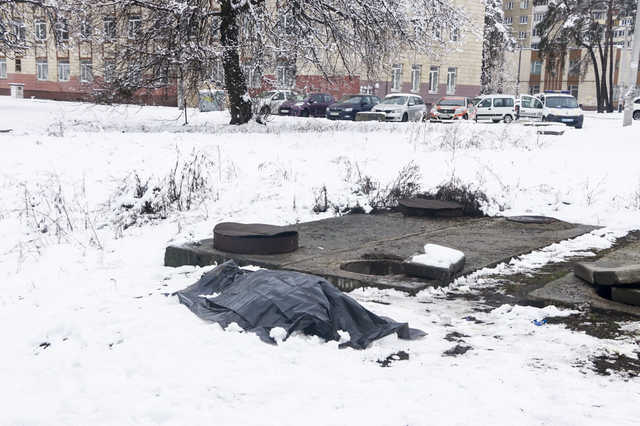 В Киеве в коллекторе обнаружили труп мужчины с поломанной ногой
