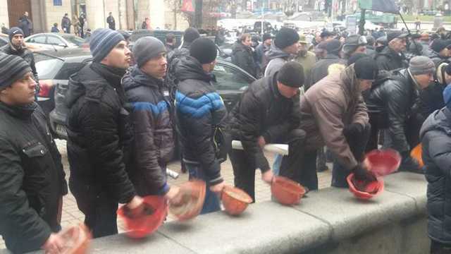 Несколько сотен шахтеров организовали протест в центре Львова