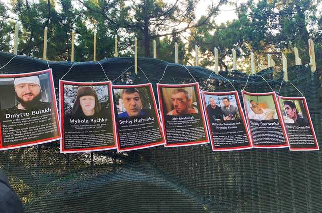 На заборе итальянской виллы Авакова повесили фото активистов из «списка Гандзюк»