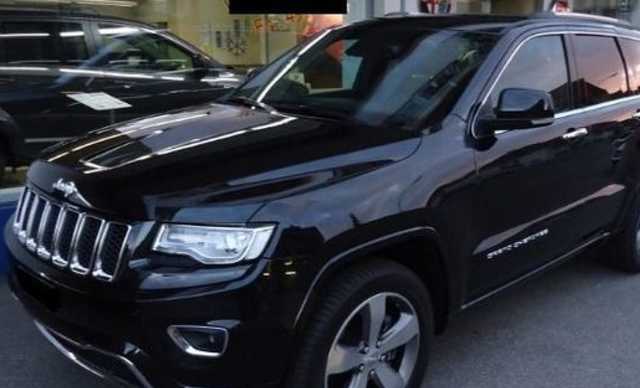 В Киеве водитель джипа отпихнул «героя парковки», мешавшего выехать