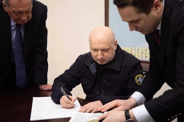 В СНБО рассказали, как Турчинов переписывал от руки Ветхий Завет