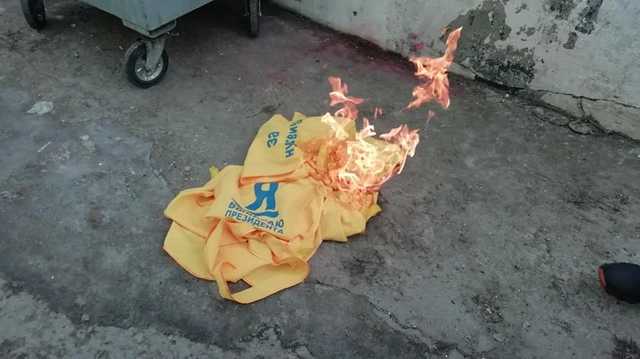 В Днепре детям раздавали накидки с надписью “За Януковича”