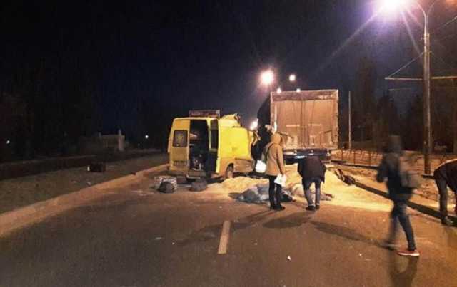 В Виннице микроавтобус с иностранцами врезался в грузовик, есть жертвы