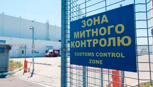 Сотрудники таможни нашли арсенал холодного оружия в посылках из США