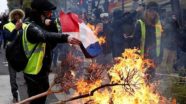 У Парижі під час сутички з поліцією одному з "жовтих жилетів" відірвало руку