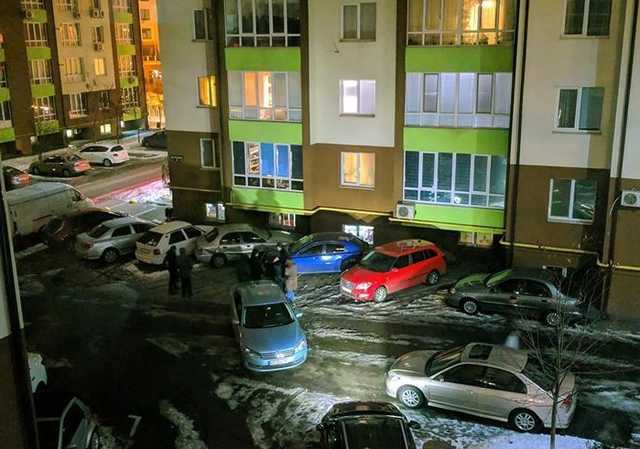 "Это страйк!" В Киеве девушка, паркуясь, разгромила четыре авто