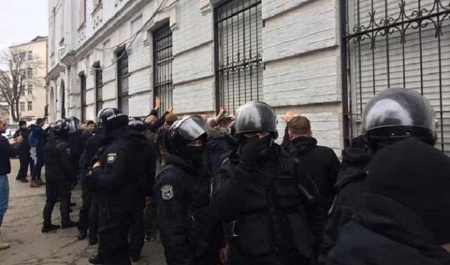 ’’Убей его нах*й’’: опубликовано жесткое видео потасовки с полицией в Киеве