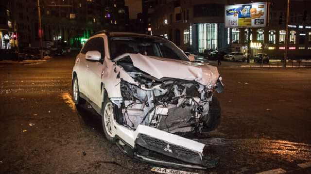 ДТП в Киеве: автомобили разбросало по дороге, пострадали две девушки