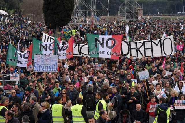 В Риме сотни тысяч людей вышли на антиправительственные протесты
