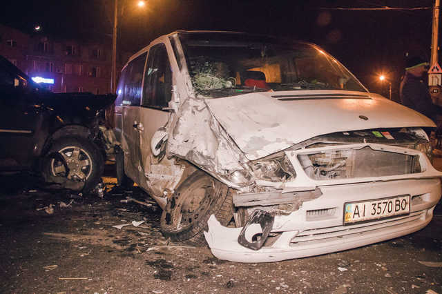 В Киеве на Троещине Honda и Mercedes не поделили дорогу