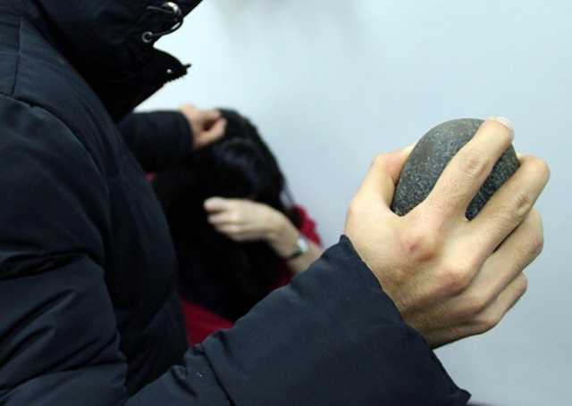 Мужчина с камнем в руках ограбил ломбард на Херсонщине