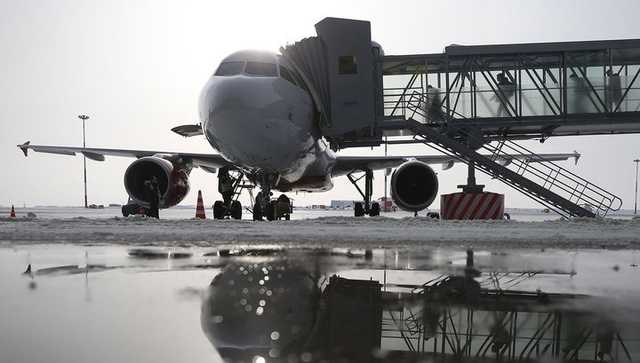 В российском аэропорту при посадке на самолет обвалился трап с пассажирами