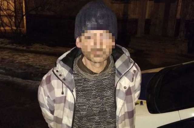 В Днепре мужчина прятал наркотики в носках