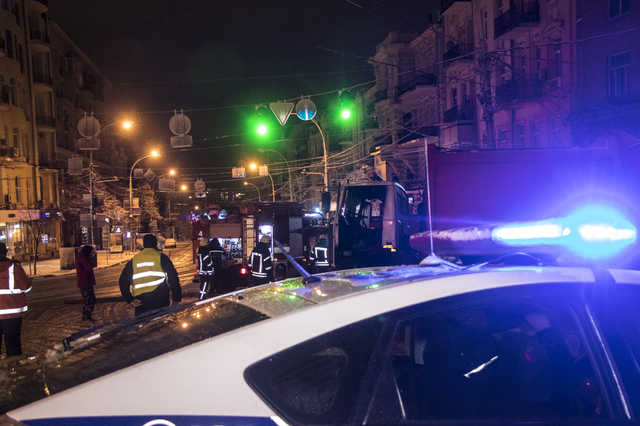 В Киеве на площади Льва Толстого горел грузовик «Киевавтодора»