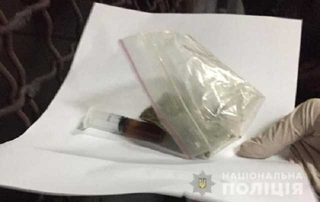 В Кривом Роге начальник конвоя носил наркотики арестантам