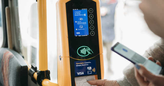 В Киеве заработал электронный билет. В маршрутках валидаторы появятся только осенью