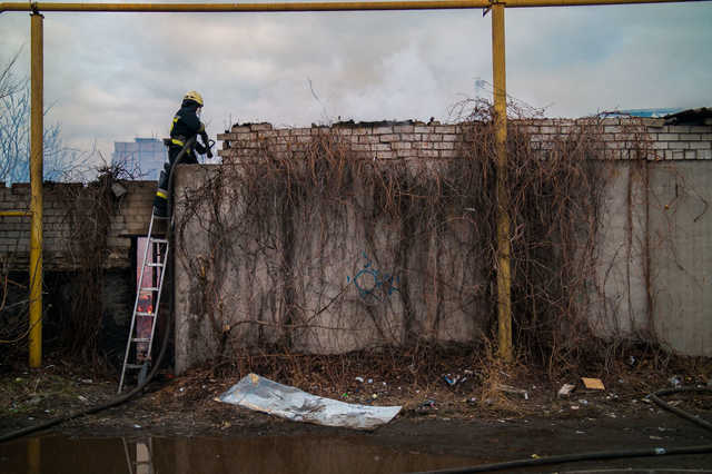 В Днепре дотла сгорел столярный цех. Его тушили несколько часов