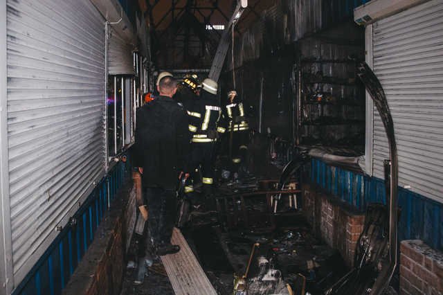 В Киеве на Левобережной горел рынок: появились фото с места пожара