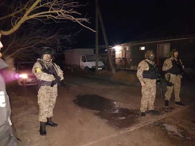 В Крыму обыскали и забрали в ФСБ еще троих крымских татар