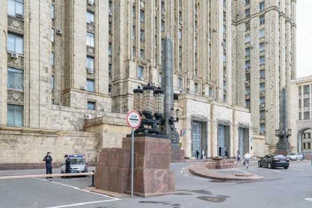 Лежал в туалете: в российском МИДе нашли труп подчиненного Лаврова