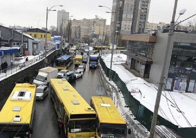 В Киеве троллейбус столкнулся с маршруткой