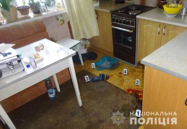 В Киеве женщина ранила сожителя и сказала, что он сам «упал на нож»