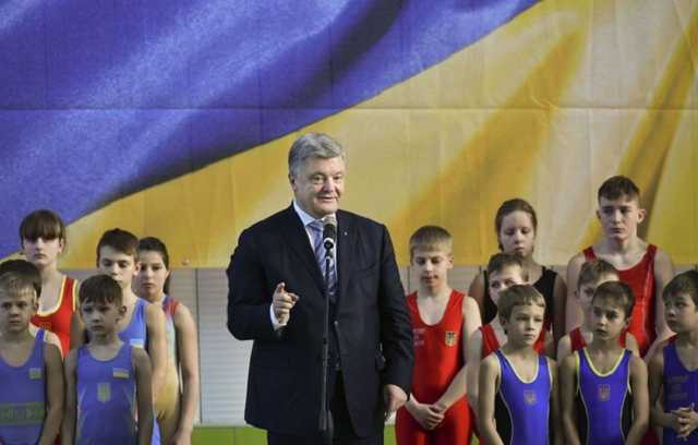 Очередной пиар к выборам: Порошенко открыл поселковый спортзал