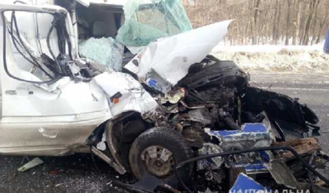 На харьковской трассе Mercedes Sprinter врезался в автобус с пассажирами