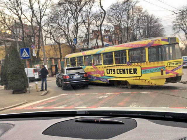 Элитный Bentley за 300 тысяч долларов протаранил трамвай в Одессе