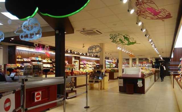 Спасатели подтвердили, что тушили пожар в столичном магазине Roshen на Левом берегу