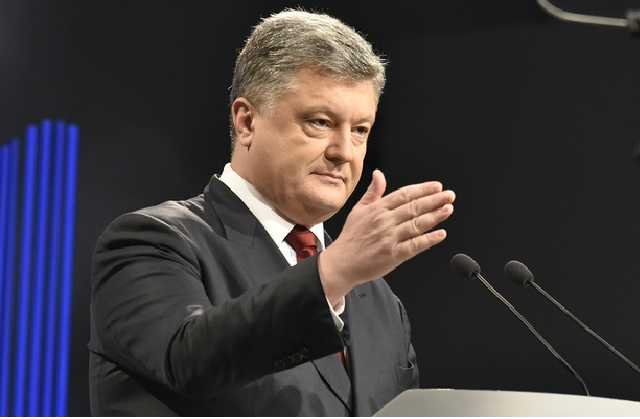 Возле поместья Порошенко проходит митинг за дешевую растаможку автомобилей