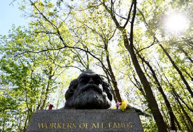 В Лондоне осквернили могилу Карла Маркса