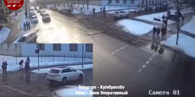 Избиение подростков боксером: В Сети появилось полное видео неадекватного поведения спортсмена