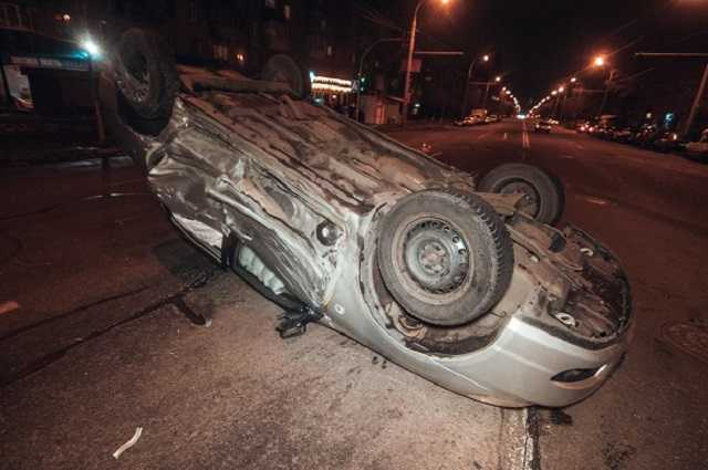 Водитель “евробляхи” устроил в Киеве двойное ДТП с переворотом