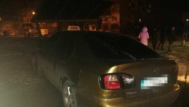 Во Львове пьяный таксист без прав врезался в остановку напротив школы