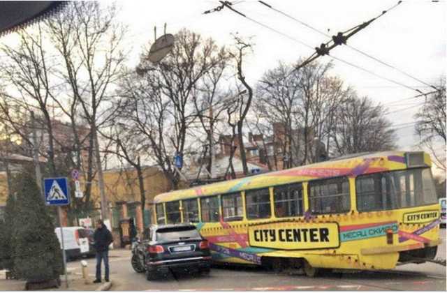 Жена главы Одесского облсовета Урбанского разбила Бентли за $300 тысяч об трамвай