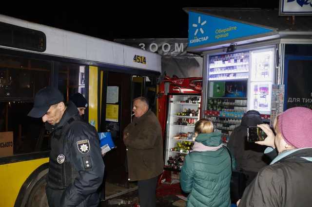 В Киеве автобус с пассажирами врезался в киоск